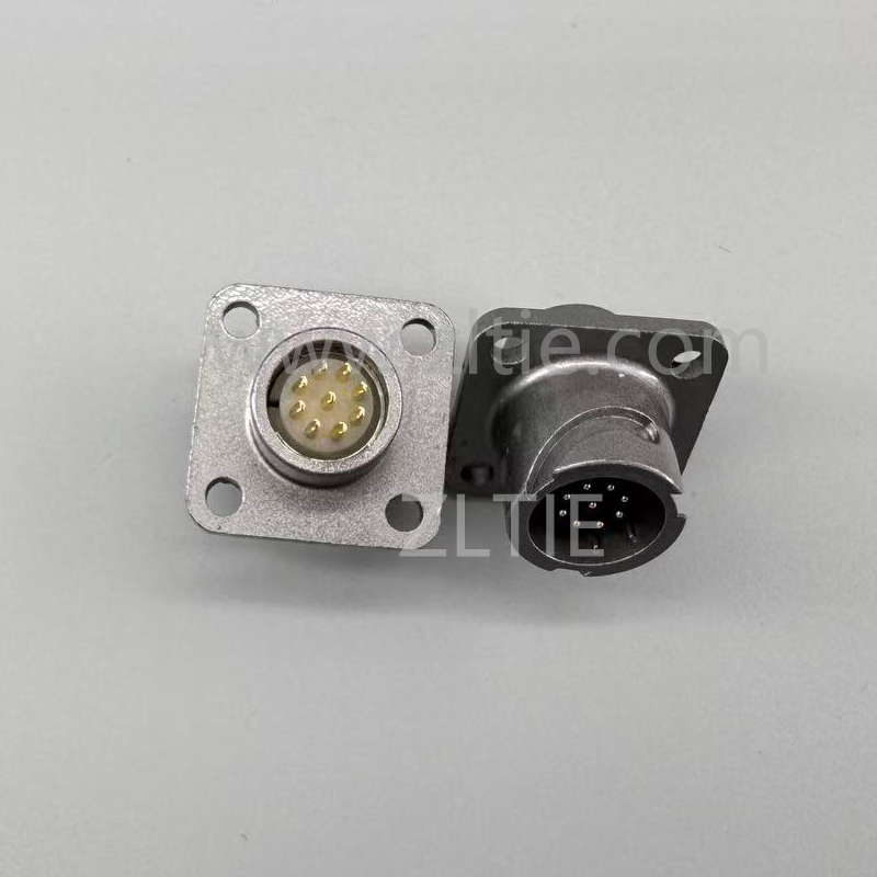 FQ14 Series 9-Pin Square Flange Male Socket