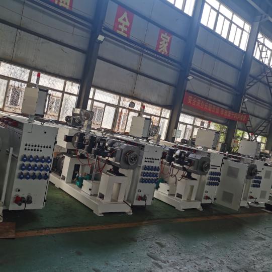 Shenzhen HYPET 80/156 En 55kw moteur extrudeuses en PVC machine extrudeuse à vis conique jumelle