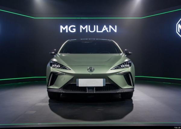 Mão esquerda que conduz os carros elétricos EV MG4 Mulan 425km do carro com porta traseira