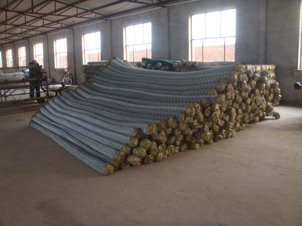 china supplier barbed wire chain link fence, stainless steel chain link fence
