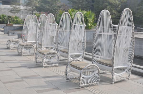 Améliorez votre patio avec un fauteuil moderne en rotin et un cadre ottoman