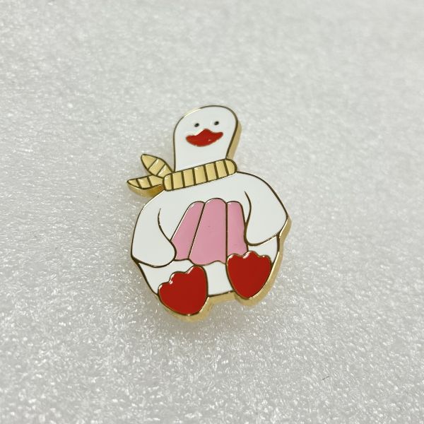 Cute Duck Enamel Pin, Zinc Alloy Cartoon Duck Lapel Pin with Scarf