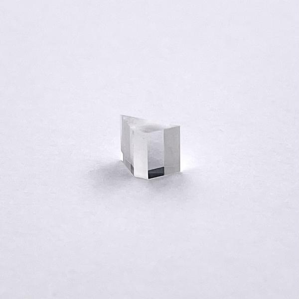 CVDシングルクリスタルダイヤモンド光学プリズム ブロードバンド伝送と耐久性