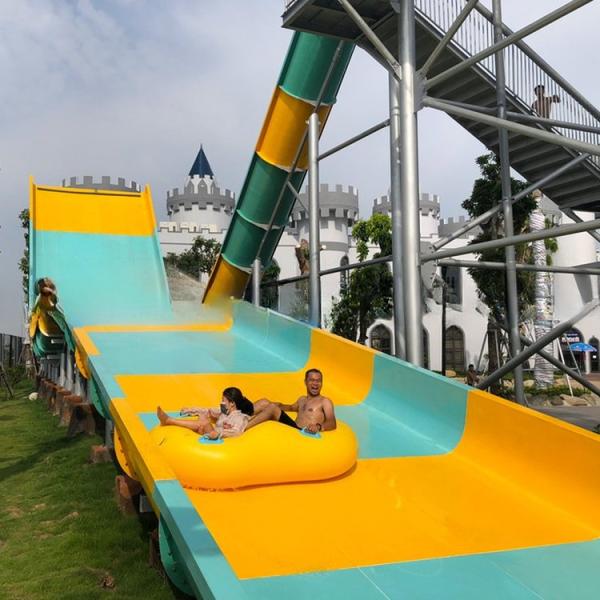 Tamanho personalizado Equipamento de parque aquático Fibra de vidro Grande escorrega de água Boomerango Adequado para resorts de férias