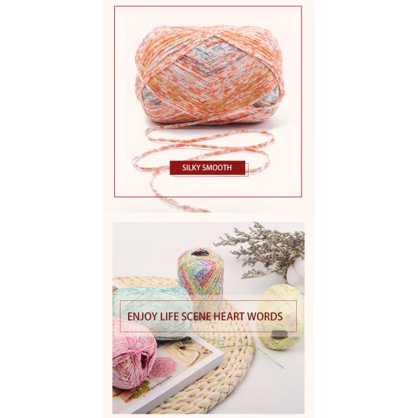 Рука вязания крючком вяжет хлопчатобумажную пряжу пряжи 100% шелковистую