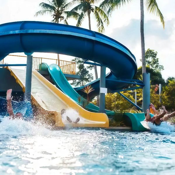 Custom Spiral Water Slides Fiberglass Slides Durable All-Age Water Play For Amusement Parks  Pools