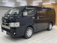 Toyota Hiace Van avec Super GL pare-chocs avant d'origine, roues d'aluminium oxydé d'origine de 16 pouces, protecteurs de boue d'origine, feux arrière LED d'origine, couvertures de siège d'origine, kit BET d'origine,Je suis un alpin de 11 pouces.