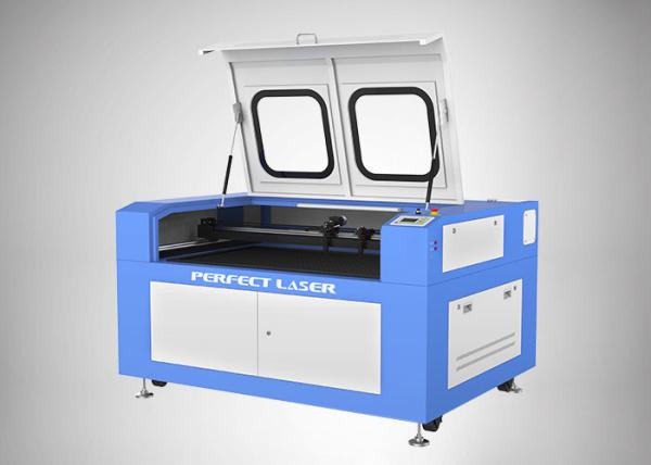 Máquina de gravação a laser de CO2 de 130 W para publicidade de roupas de borracha de couro