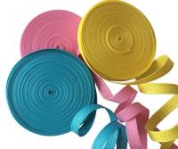 Se trata de una cinta de polipropileno de PP de 20 mm, 25 mm, 30 mm, 38 mm y 50 mm.