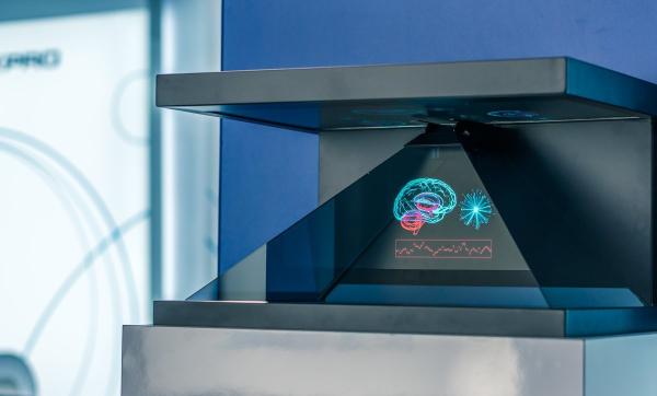 Unidad de visualización completa de la pirámide del holograma de la resolución de HD en sala de exposiciones