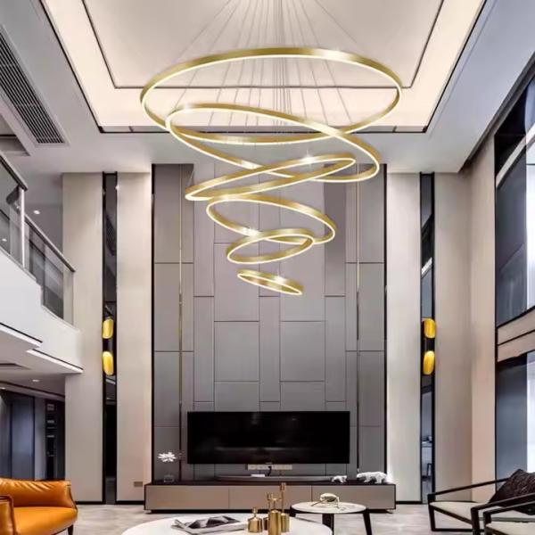 Chandelier à l' acrylique d' or à six anneaux, chandelier à LED, salon moderne, escalier, plafond, décor luxueux.