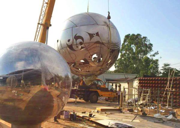 Sculpture énorme renversante en sphère en métal, sculptures en jardin d'acier inoxydable