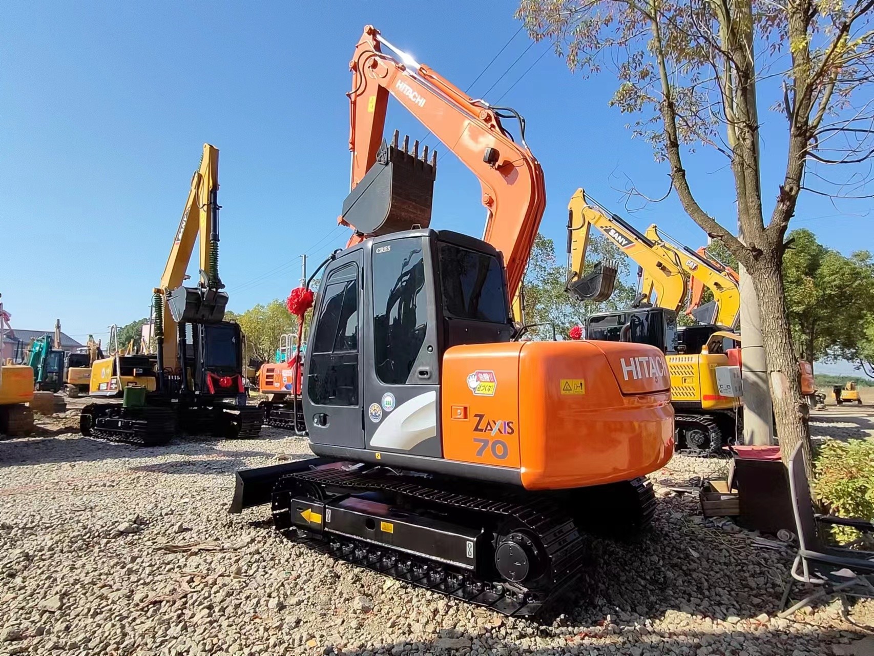 Использованный экскаватор Hitachi ZX70 с 4,17 м максимальной глубиной копания и 6,32 м радиусом копания