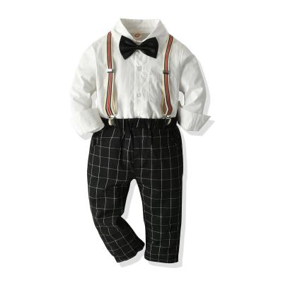 Os meninos de Polo Neck Top With Pants do laço serem o equipamento dos suspensórios do bebê