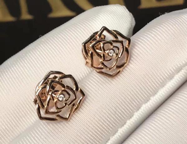 Piaget brand jewelry 18kt  Rose earrings in 18K rose gold set with 2 brilliant-cut diamonds (approx. 0.01 ct).
