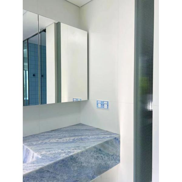 Lavadero de mármol azul brasileño de lujo. Venas de cristal para baños premium.