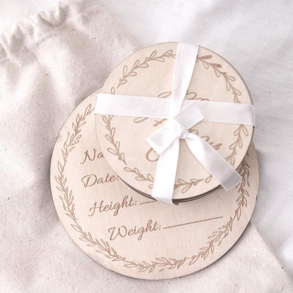 Tarjetas personalizadas de piedra angular para bebés de madera. 13 círculos hechos a mano de dos lados con un disco más grande. Regalos para el baby shower.