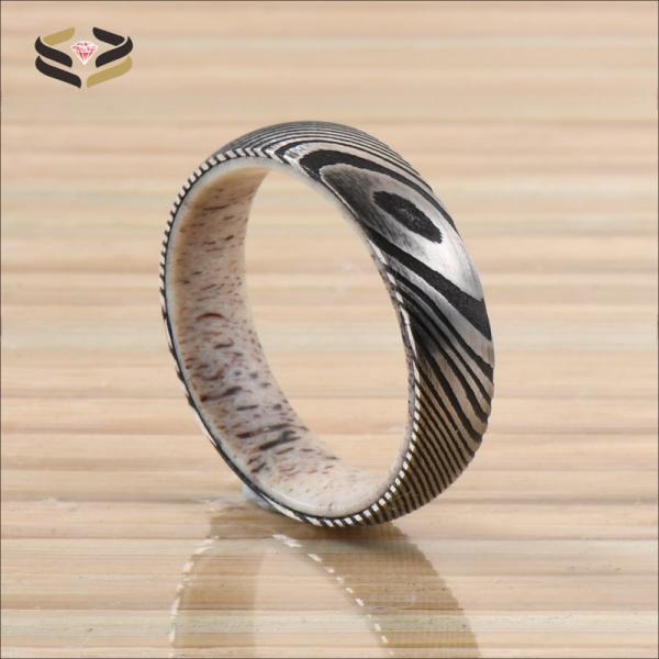 Anneaux en acier de mariage de Damas gravés 6 mm 8 mm avec incrustation de manche d'aiguille de cerf