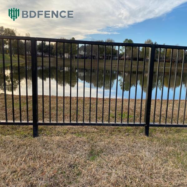 Construction de clôtures en acier tubulaire robuste