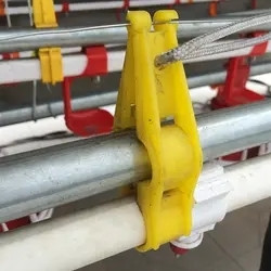 Желтый цвет струбцины трубы ПВК поилки 25мм фидера птицы для водоснабжения птицы