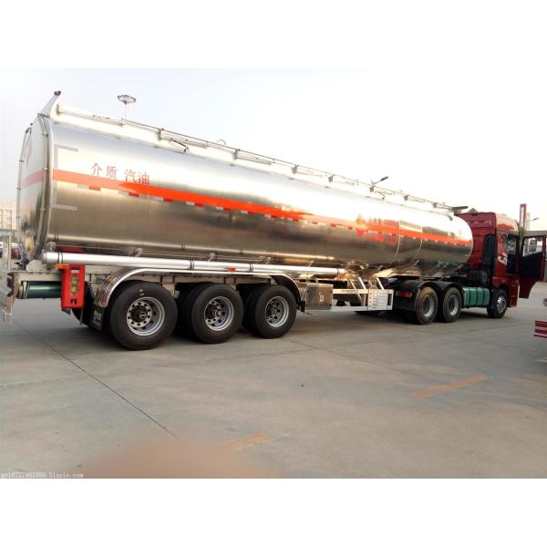 Un camion-citerne à trois axes à vendre.