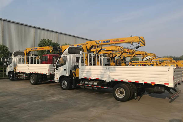 Грузовая тележка излучения 4кс2 СИНОТРУК ХОВО ЕВРО 3 с машиной крана 4 тонн