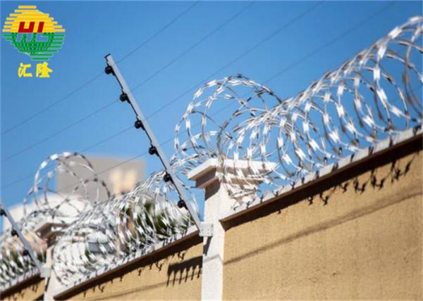 Arame farpado sanfona militar galvanizado Bto-22 960 mm de diâmetro