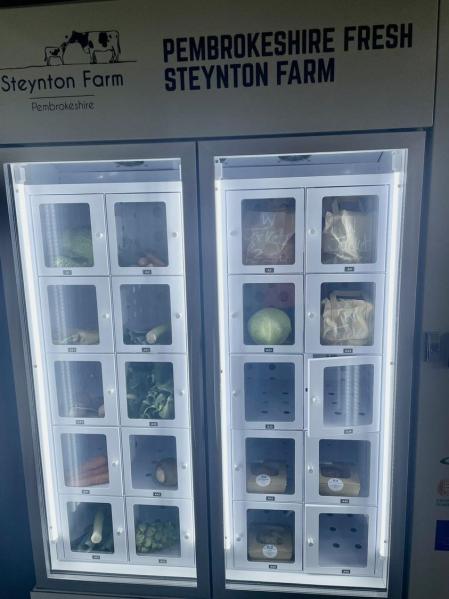 Máquina frigorífica com pagamento em dinheiro e opção de temperatura ambiente