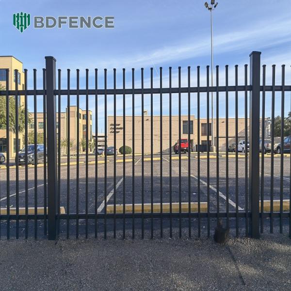 Fermeture en acier tubulaire durable
