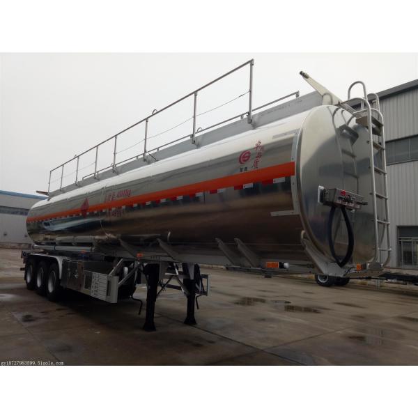 Un camion-citerne à trois axes à vendre.