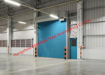Portas industriais isoladas da garagem da porta do rolamento da fábrica que levantam para o uso interno e externo do armazém