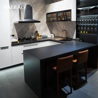 Armário de cozinha moderno branco preto sob medida com mesa de jantar