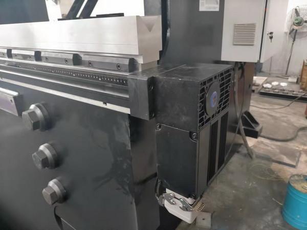Freio da imprensa hidráulica do CNC da espessura 1200T do aço 14mm do caso amoroso com raio de curvatura R56