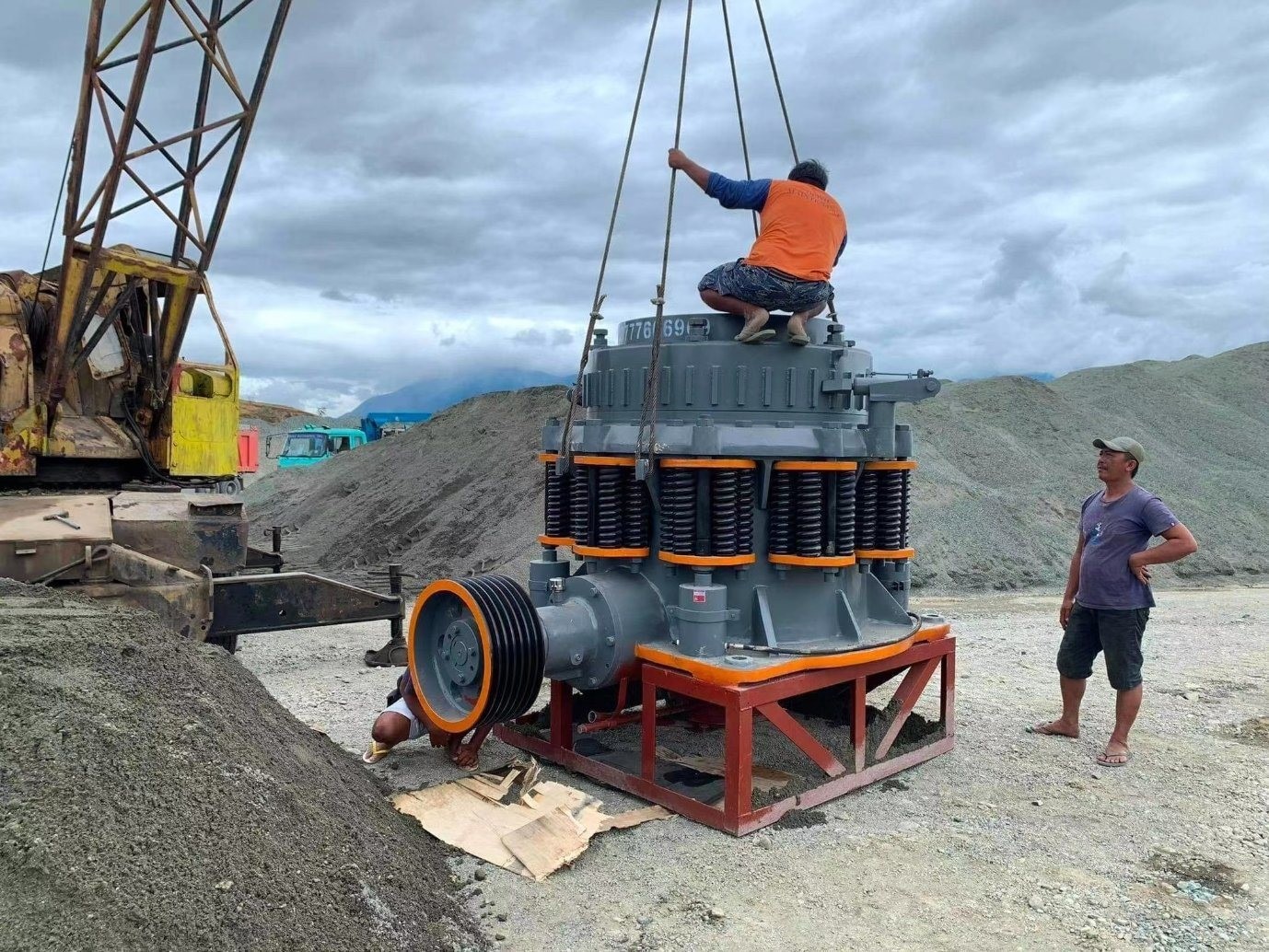 Installation Under Technical Guidance Ore Spring Cone Crusher with and Belt Conveyor