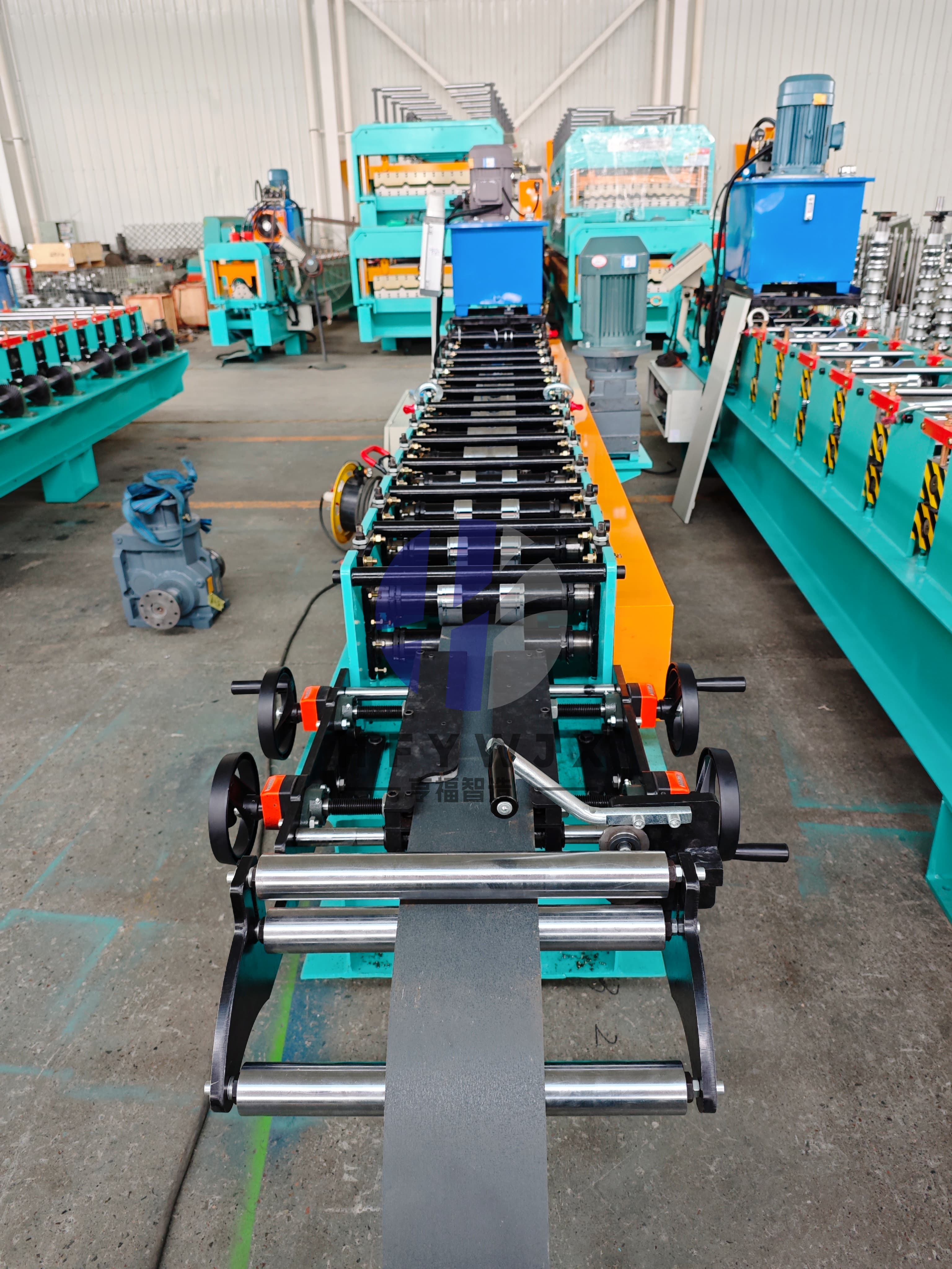 High Speed 20-25 m/min Fence Roll Forming Machine with 16 Rows Rollers and Non-stop Flying Shear Cutting