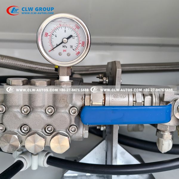SINOTRUK HOWO 15T On-Site Mixed Explosive Truck with PLC-Based Automated Mixing and 360-Degree Rotating Hose Guide Boom
