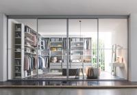 Grise clair monté dans le placard personnalisé avec table de dressing