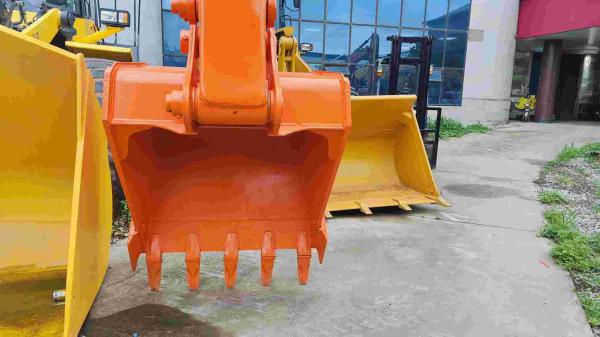 Good condition 19400KG Orange Second-hand Hitachi Excavator Zx200 with  3.4/5.5km/h  Walking Speed