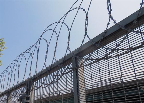 Hi Tensile Flat Wrap Razor Wire BTO 12 Coils For Animal Husbandry Warehouse