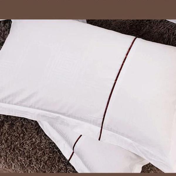 O conjunto de roupas de cama e toalhas do hotel melhoram a estadia de seus hóspedes com conforto bordado