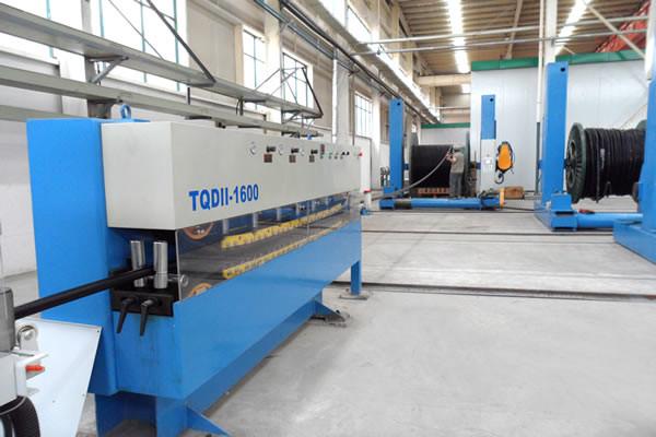 Plastic extruders for extruding PVC, PE or XLPE insulating layer onto wires and cables