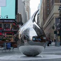 Instalação de escultura de lágrimas de aço inoxidável polida em espelho em Nova York