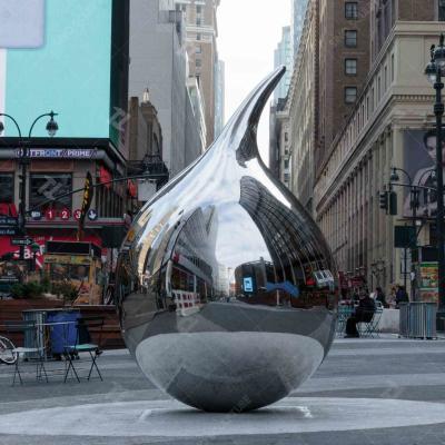 Instalação de escultura de lágrimas de aço inoxidável polida em espelho em Nova York