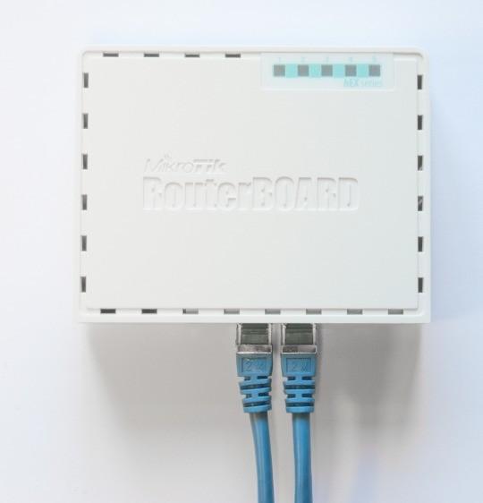 全新 HEX RB750Gr3 イーサネットギグ 4G アプリケーションとVoIPの2.4GWi-Fiサポートの新製品