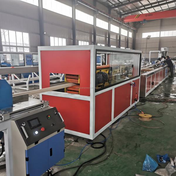 Machine d'extrusion de profilés en plastique pour la ligne de production de cadres de portes en WPC/PVC solide