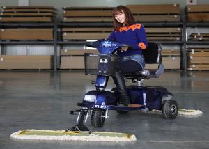 A ferramenta industrial três roda o tipo de condução do "trotinette" do carro da