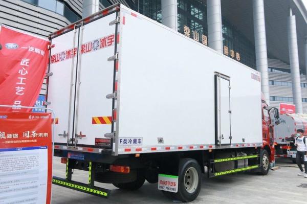 FAW Jiefang J6L Refrigerated Tipper Dump Truck 240hp 4X2 6.8m