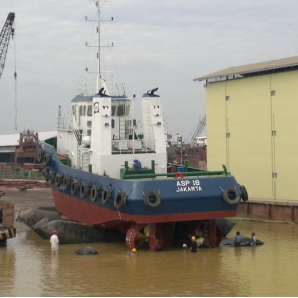 Грузя резина надувает воздушные подушки баржи шлюпки запуская стыкуя подниматься