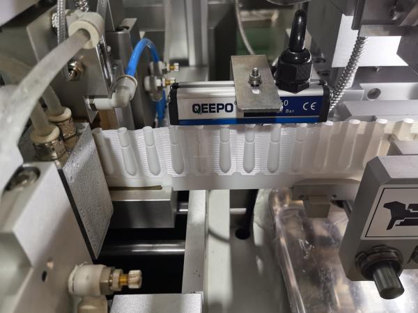Equipamento a motor elétrico para enchimento e vedação automáticos de depósitos em grande demanda