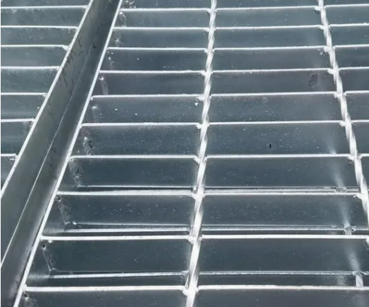 Hot DIP Galvanized Steel Grating with Serrated Style and Customizable Sizes for Industrial Platforms